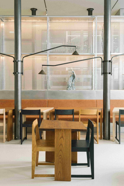 Lafayette ожидания x Café Mater / ūti Architectes - Интерьерная фотография, дерево, стекло, стул, луч