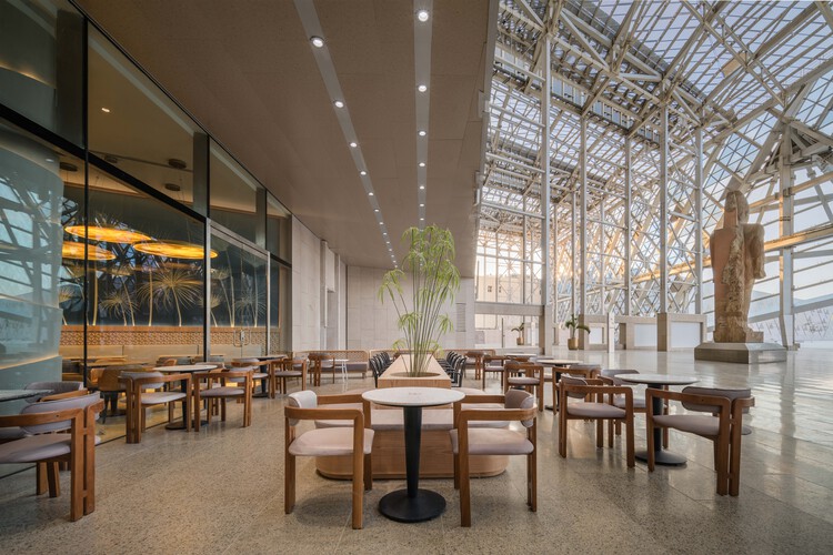 Beano's Café / Shewekar Design Studio - Интерьерная фотография, столовая, дерево, освещение, стекло