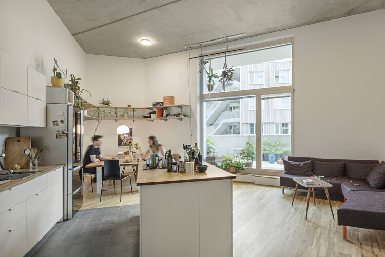 Quartiershaus Am Stadtbalkon / Feld72 - Интерьерная фотография, кухня, дерево, освещение, стул, столешница