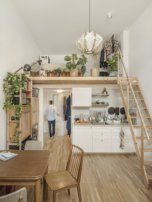 Quartiershaus Am Stadtbalkon / Feld72 - Интерьерная фотография, кухня, дерево, стул, лестница