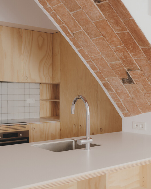 Joan Maragall House / CA -N Estudi - Интерьерная фотография, кухня, дерево, столешница