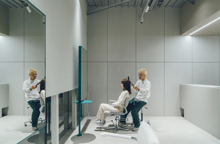 Nuru Hair Salon / Fathom - Интерьерная фотография, стул