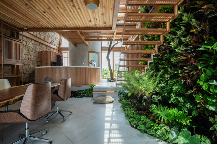 Ga.o House / 85 Дизайн - Интерьерная фотография, дерево, стул