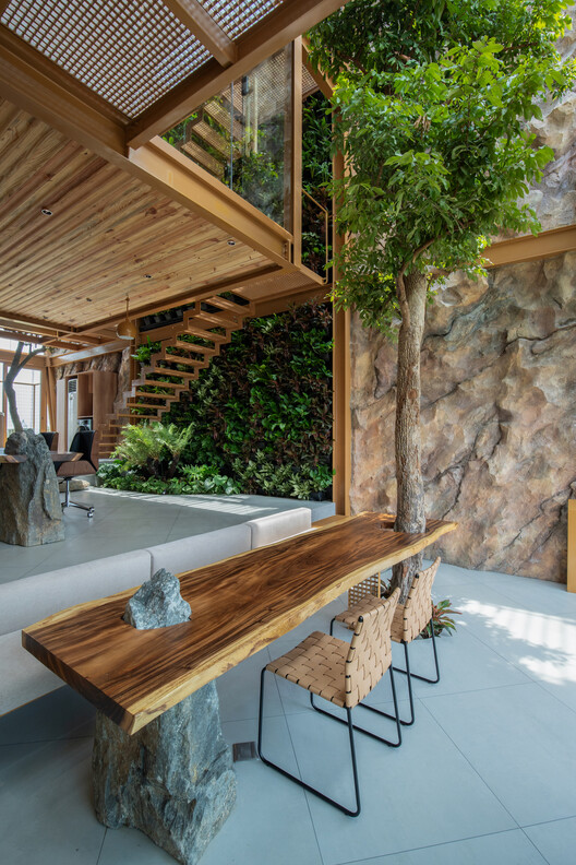 Ga.o House / 85 Дизайн - Интерьерная фотография, дерево, луч