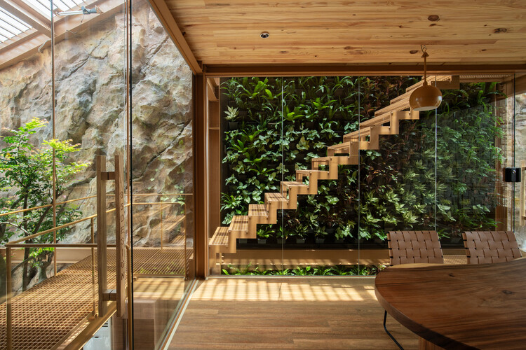 Ga.o House / 85 Дизайн - Интерьерная фотография, дерево, лестница, поручни, палуба