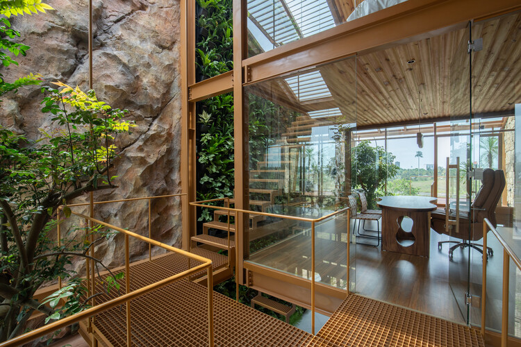 Ga.o House / 85 Дизайн - Интерьерная фотография, дерево, стекло, лестница, луч