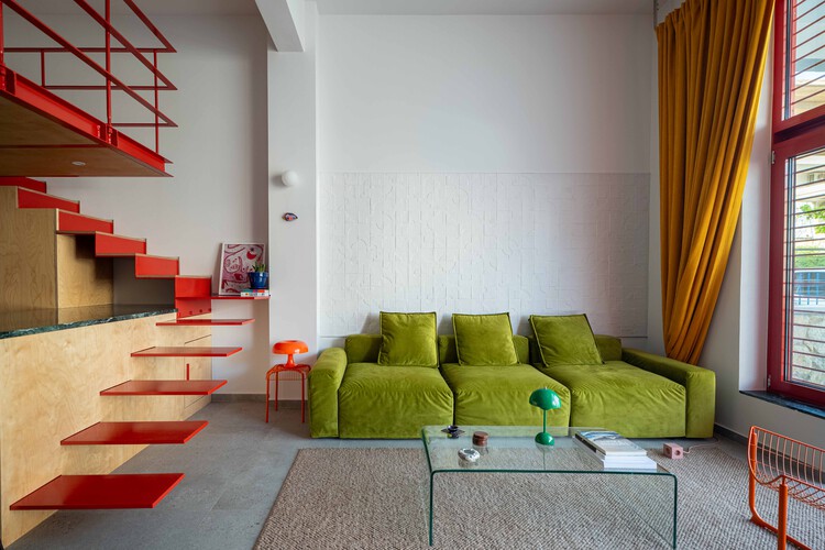 Квартира v / naki atelier - Интерьерная фотография, гостиная, дерево, освещение, стул