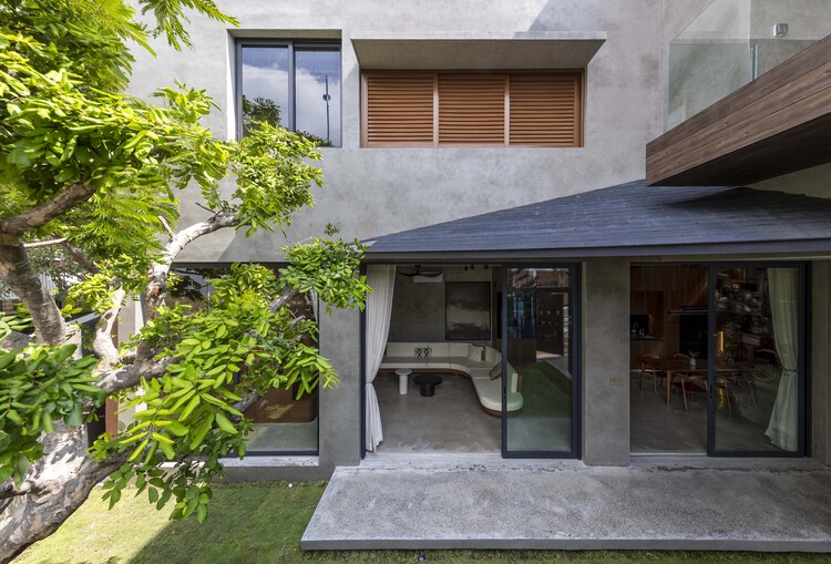 PR House / Plus Idea Studio - внешняя фотография, дерево, бетон, двор