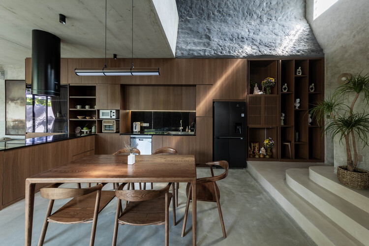 PR House / Plus Idea Studio - Интерьерная фотография, кухня, дерево, освещение, стул, стол, столешница