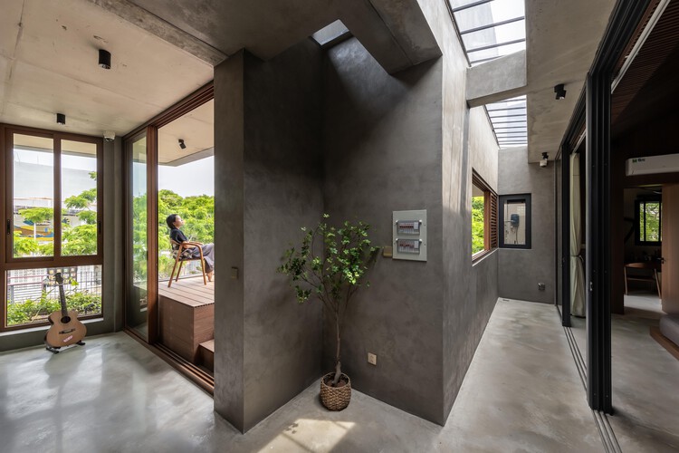 PR House / Plus Idea Studio - Интерьерная фотография, дерево, бетон