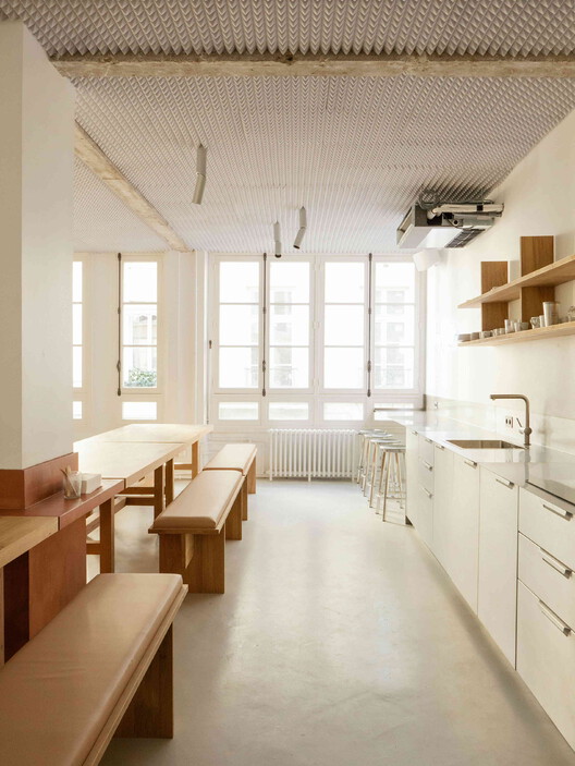 Chez Riot Office Space / Ati Architectes - Интерьерная фотография, дерево, стул
