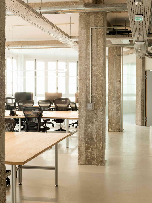 Chez Riot Office Space / ūti Architectes - Интерьерная фотография, столовая, стул