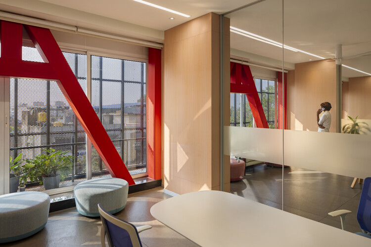Пространство падения - Расширение на главный офис Cle Comube / Thirdspace Architecture Studio - Интерьерная фотография, стул, стекло