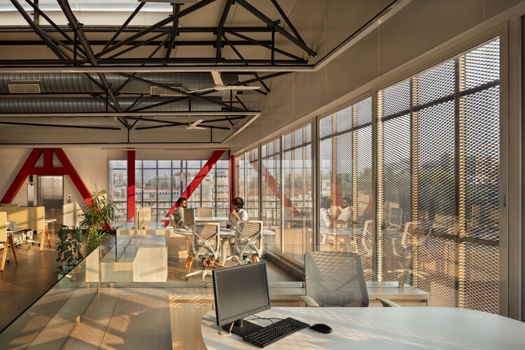 Пространство падения - Расширение на главный офис Cle Comube / ThirdSpace Architecture Studio - Интерьерная фотография, гостиная, стул