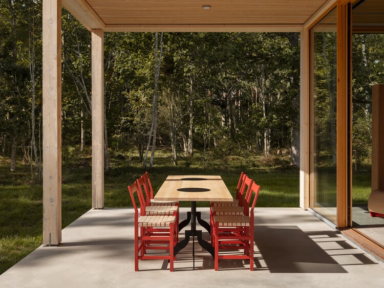 Horsö House / Bross + Nick Flygt - Интерьерная фотография, дерево, стул