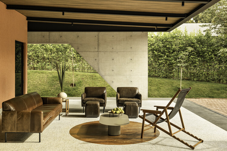 Galgo House / Tati Tavares + Alex Dalcin Arquitetura - Интерьерная фотография, гостиная, дерево, стул