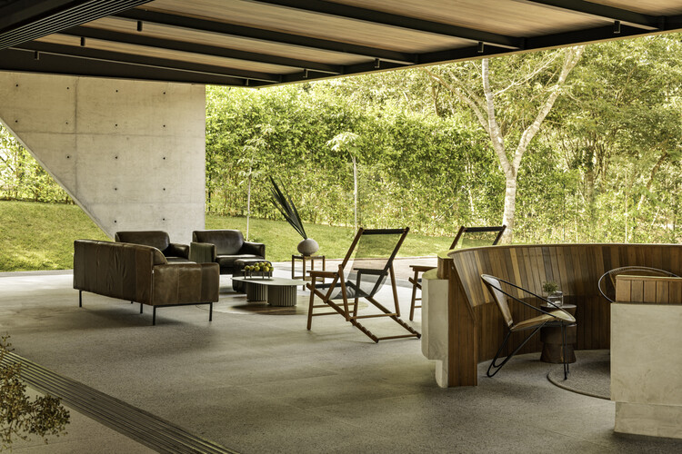 Galgo House / Tati Tavares + Alex Dalcin Arquitetura - Интерьерная фотография, дерево, стул