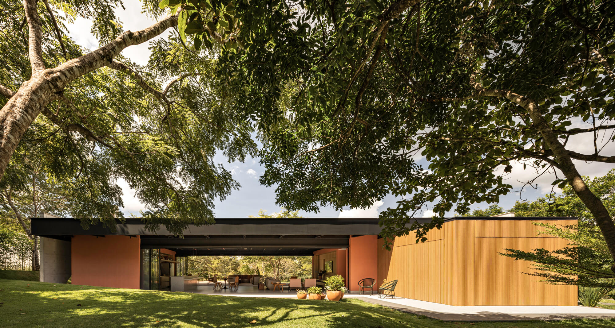 Galgo House / Tati Tavares + Alex Dalcin Arquitetura