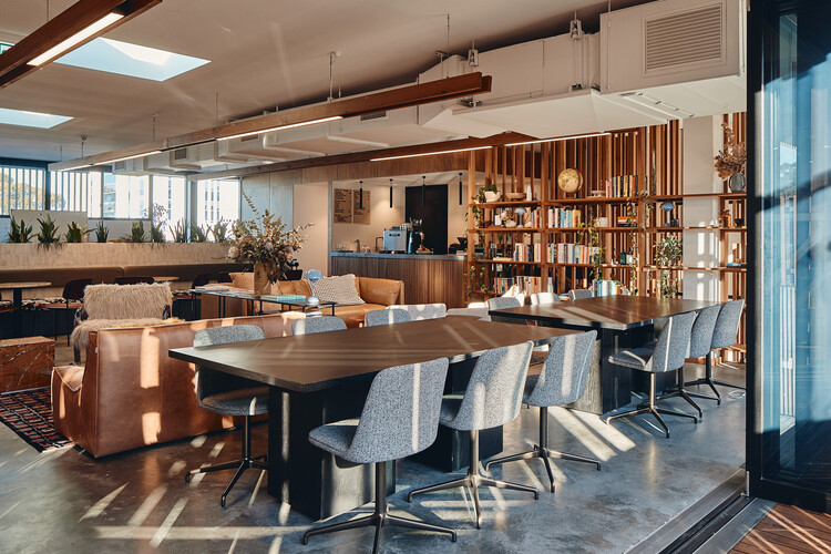 Vitality House + Works / Iredale Pedersen Hook Architects - Интерьерная фотография, столовая, стол, стул, освещение