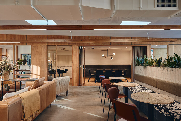 Vitality House + Works / Iredale Pedersen Hook Architects - Интерьерная фотография, гостиная, дерево, стол, стул