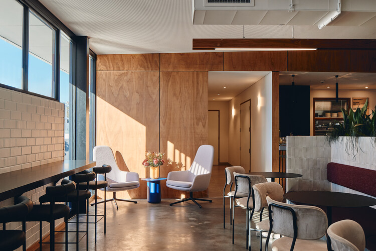 Vitality House + Works / Iredale Pedersen Hook Architects - Интерьерная фотография, столовая, стол, дерево, стул