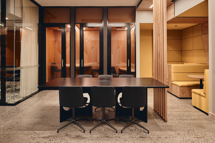 Vitality House + Works / Iredale Pedersen Hook Architects - Внутренняя фотография, дерево, освещение, стул, стол