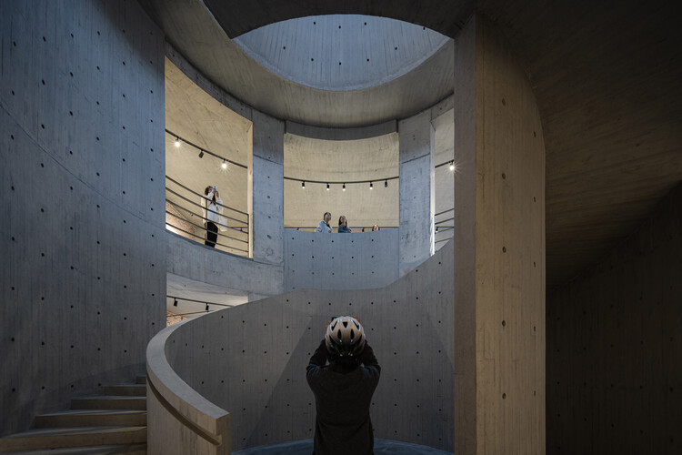 Соломенная стека пространство в художественном парке Houhu / Wcy Regional Studio - Interior Photography, Concrete