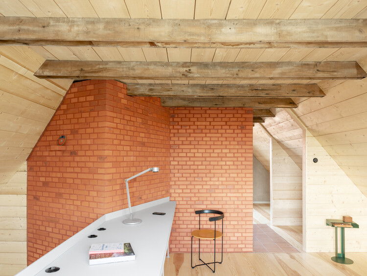 Обращение дома поселенца / Kloepfel Zeimer Architekten - Интерьерная фотография, кухня, дерево