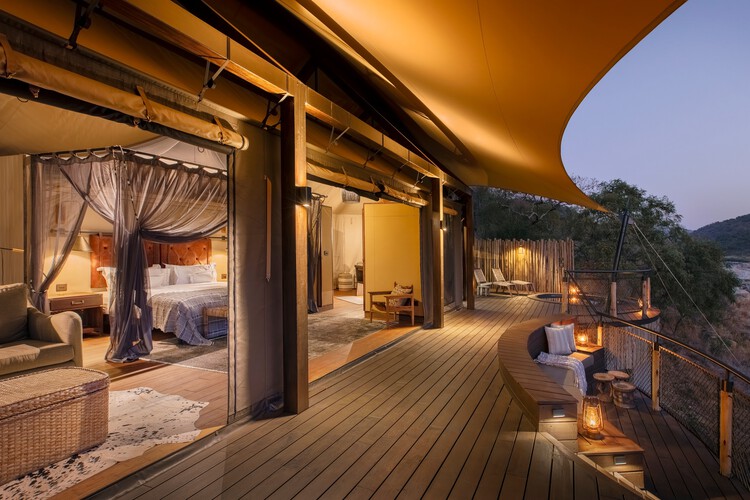 Madwaleni River Lodge / Luxury Frontiers - Интерьерная фотография, спальня, стул, балкон, палуба