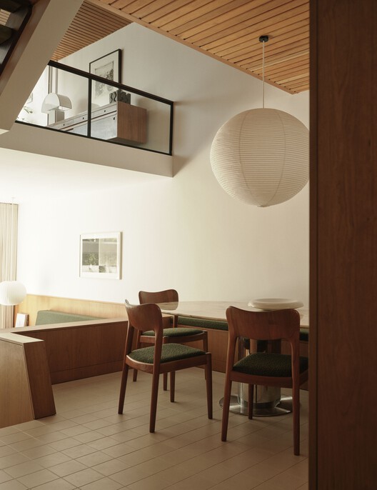 Таунхаус Pine Heath / студия Hagen Hall - Интерьерная фотография, столовая, дерево, стол, освещение, стул