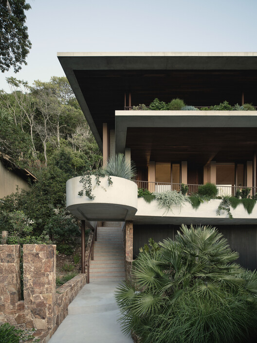Brahminy House / HGA.Studio - Внешняя фотография, балкон