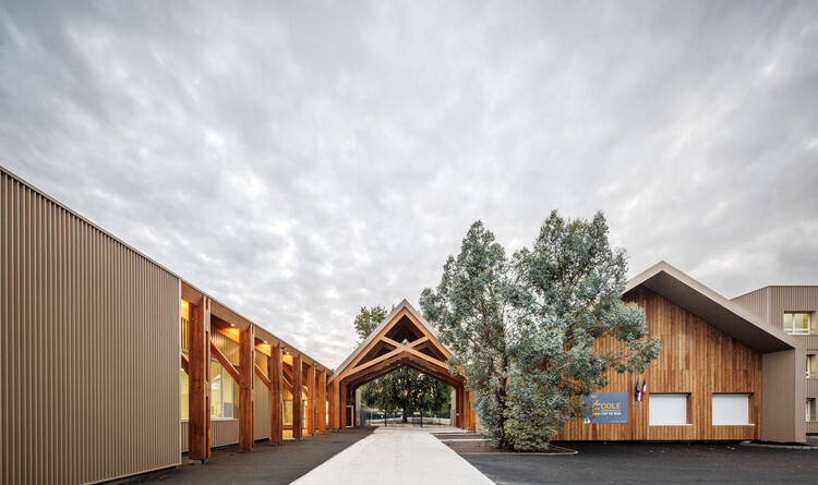 Школьная группа Cap de Bos / BSM Architectes - Внешняя фотография, древесина, луч
