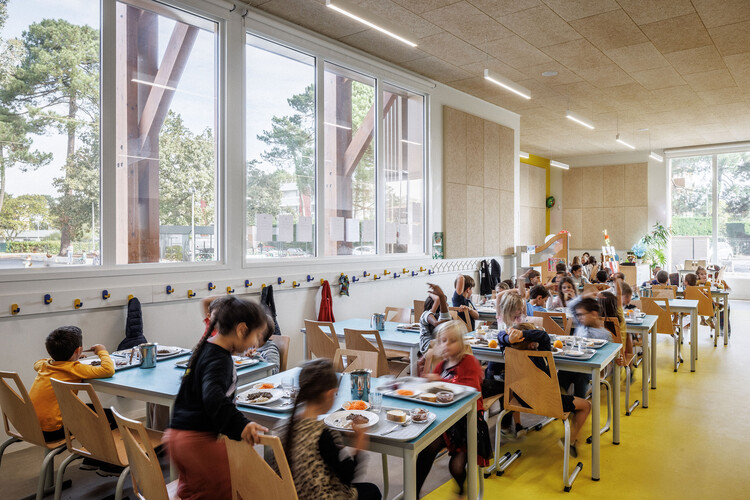 Школьная группа Cap de Bos / BPM Architectes - Интерьерная фотография, стул