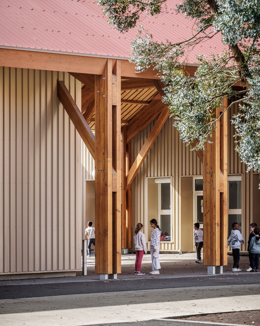 Школьная группа Cap de Bos / BSM Architectes - Интерьерная фотография, древесина, колонка