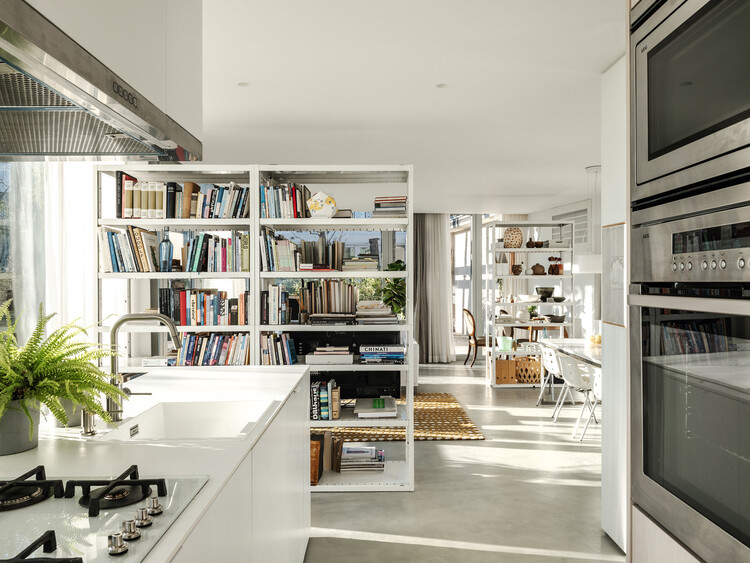 Double Villa Bukovac / Njiric+ Arhitekti - Интерьерная фотография, шкаф, кухня, столешница, стеллажи, освещение, стул