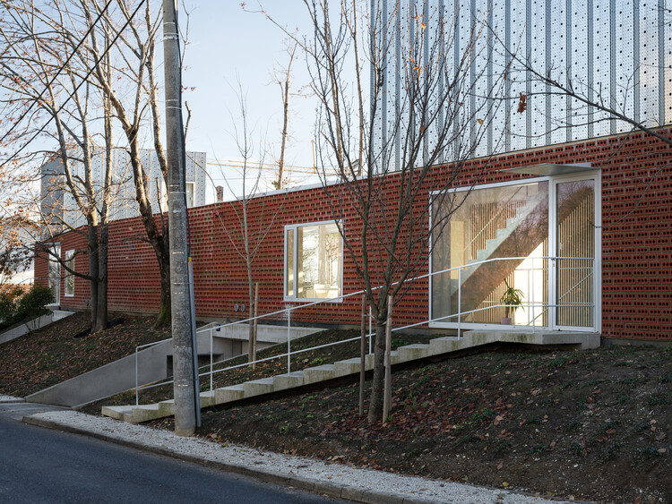 Double Villa Bukovac / Njiric+ Arhitekti - внешняя фотография, кирпич