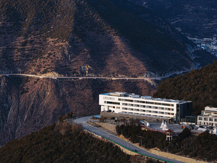 Poodom Deqin Meri Hotel / Buzz / Büro Ziyu Zhuang - Внешняя фотография