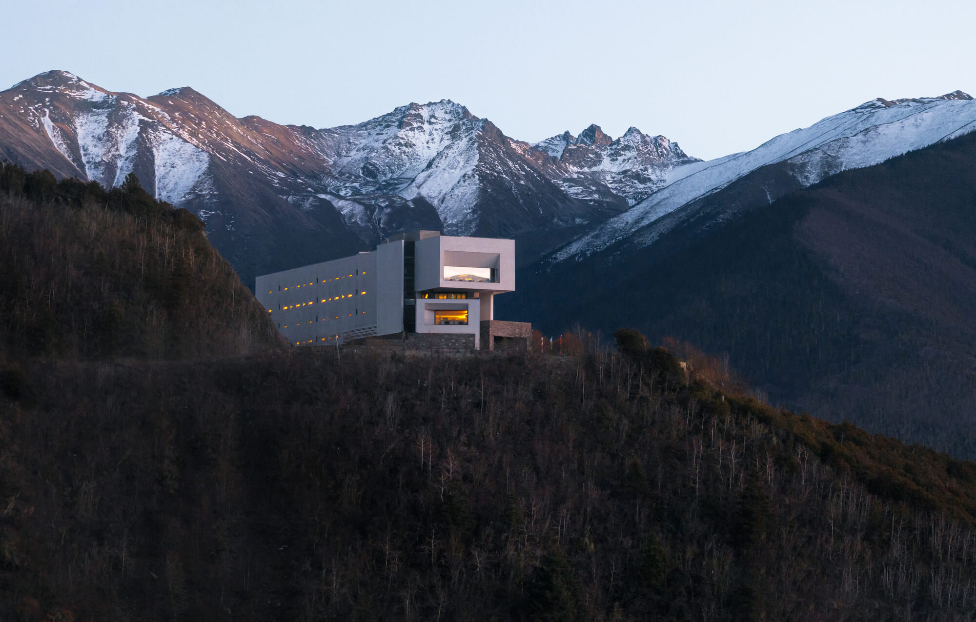 Poodom Deqin Meri Hotel / Buzz / Büro Ziyu Zhuang