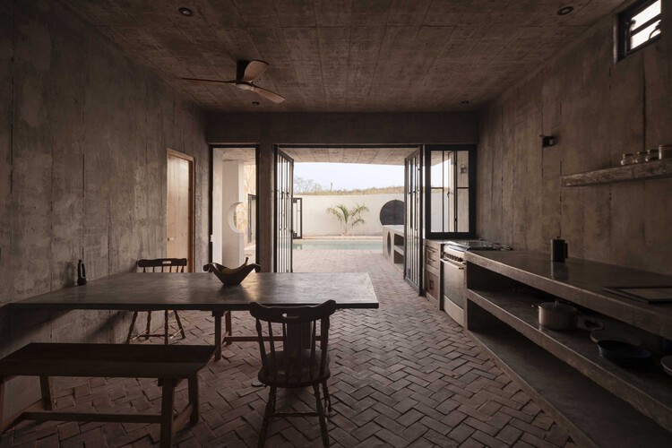 Casa La Paz / Ludwig Godefroy Architecture - Интерьерная фотография, бетон, стул