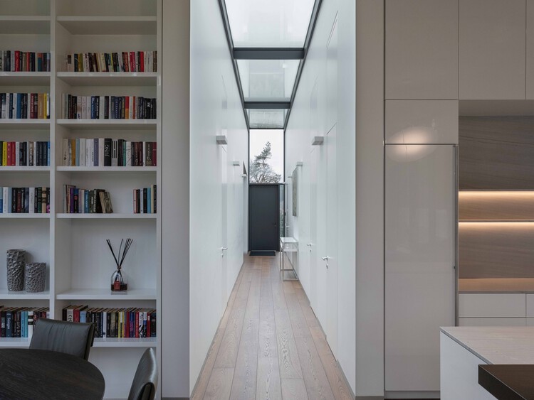 Residence in Vilnius / Архитектурное бюро G.Natkevicius & Partners - Интерьерная фотография, шкаф, дерево, освещение, стекло, стеллажи
