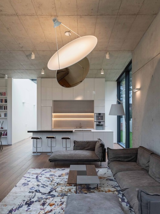 Residence in Vilnius / Архитектурное бюро G.Natkevicius & Partners - Интерьерная фотография, гостиная, стул, освещение, стол