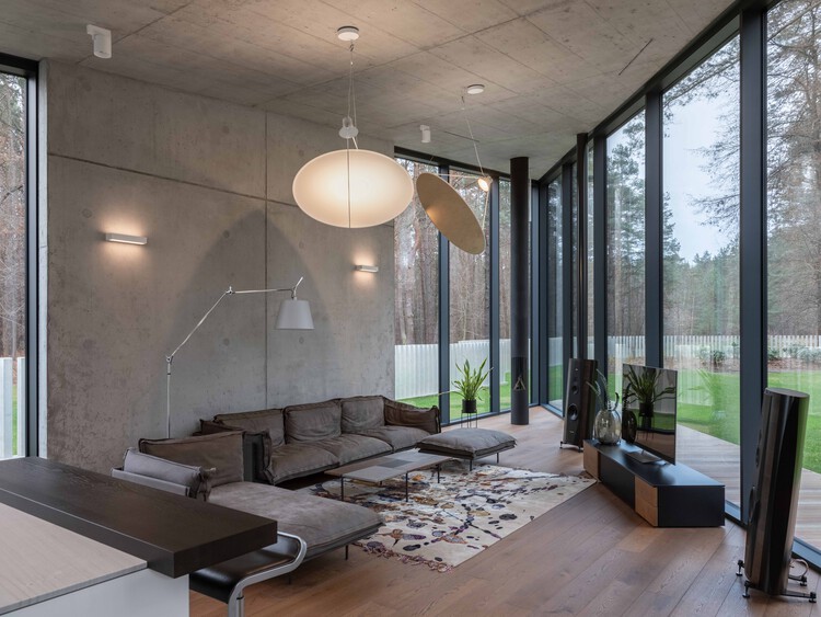 Residence in Vilnius / Архитектурное бюро G.Natkevicius & Partners - Интерьерная фотография, гостиная, освещение, стул, стекло