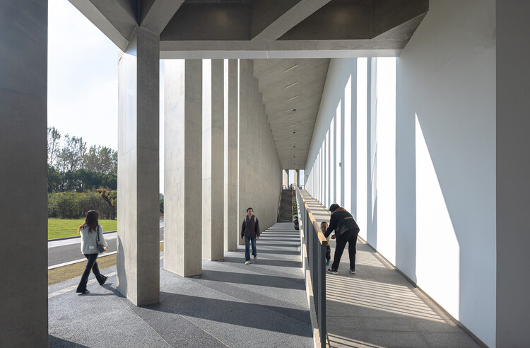 Yijia Building of Tongji University / Tjad Atelier L+ - Интерьерная фотография, лестница, бетон, колонна