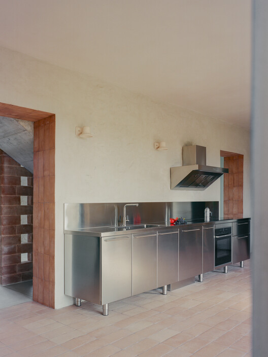 Ricupaglia Farmhouse / Presicci + Pantanella d'ettorre architetti - Интерьерная фотография, кухня, дерево, столешница, раковина