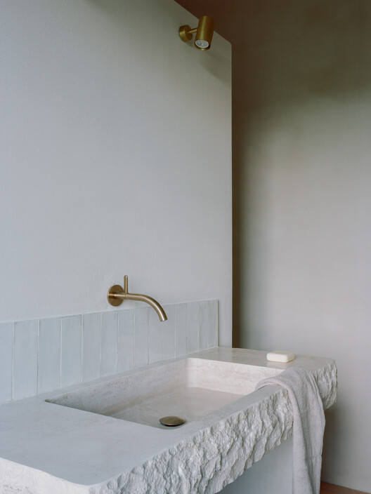 Ricupaglia Farmhouse / Presicci + Pantanella d'Ettorre Architetti - Интерьерная фотография, ванная комната, раковина