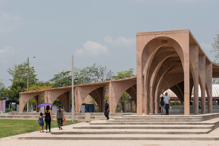 El Campestre Reprreational Park Complex & Community Development Center / CCA Centro de Colaboración Arquitectónica + Bernardo Quinzaños - внешняя фотография, арка, колонка, бетон, аркада