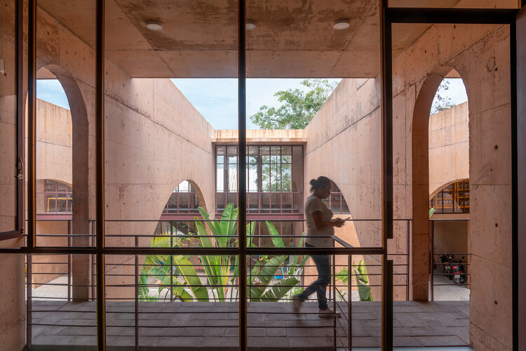 El Campestre Recreational Park Complex & Community Development Center / CCA Centro de Colaboración Arquitectónica + Bernardo Quinzaños - Интерьерная фотография, Arch, Concrete, Arcade