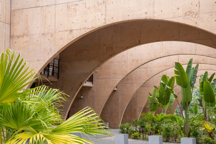 El Campestre Recreational Park Complex & Community Development Center / CCA Centro de Colaboración Arquitectónica + Bernardo Quinzaños - Интерьерная фотография, лестница, арка, бетон, аркада, двор.