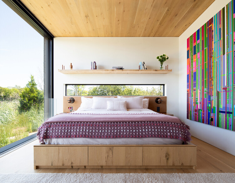 Morris Cove / Bates Masi + Architects - Интерьерная фотография, спальня, кровать, дерево, освещение