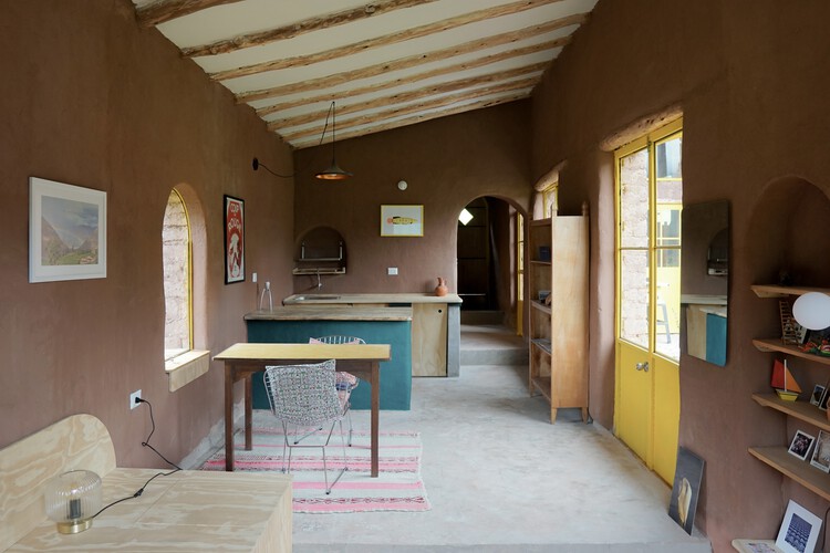 Florencia House / Taller Macaa (Misión de arquitectura, Construcción y Arte en Los Andes) - Интерьерная фотография, кухня, дерево, освещение, кресло